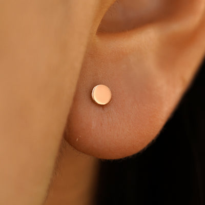 Close up view of a model's ear wearing a Medium Circle Earring in Rose Gold.