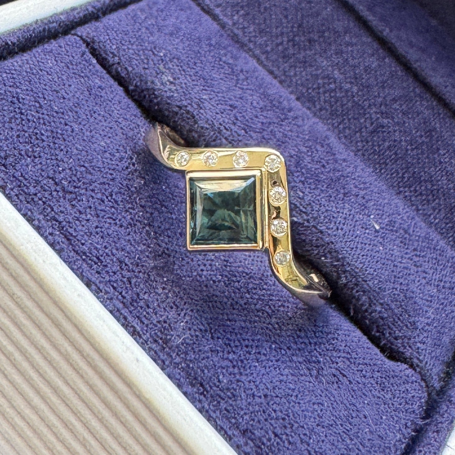 14k Yellow Gold Bezel-set Custom Square Cut 1.34ct Natural Teal Sapphire on Chevron Band with 5pc Lab Diamonds, Size 5