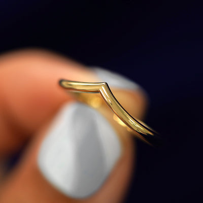 A model holding a Chevron Band tilted to show the side of the band
