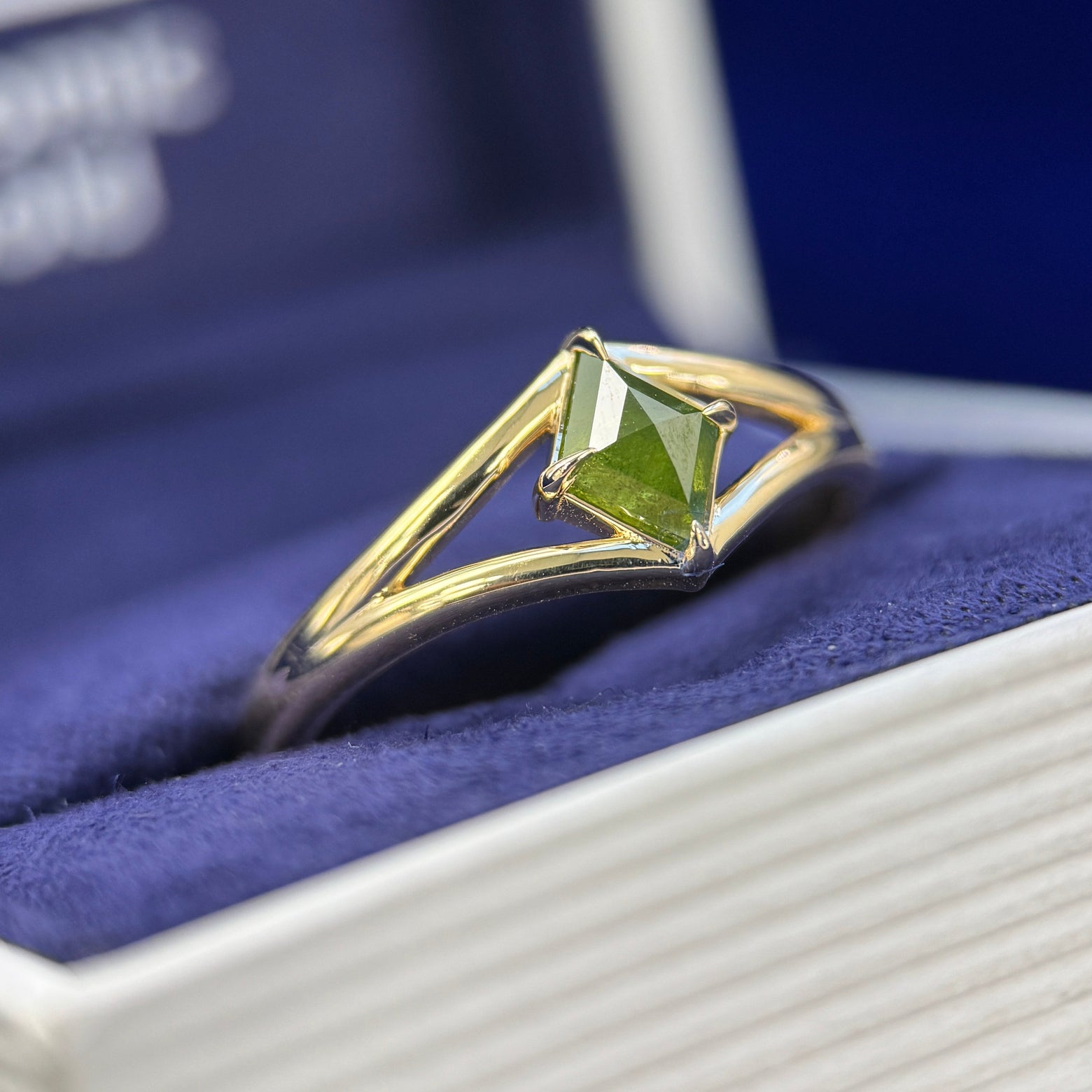 14k Yellow Gold and Claw-prongs-set 1ct Kite Green Salt-and-pepper Diamond Split Shank Custom Ring, size 9.5